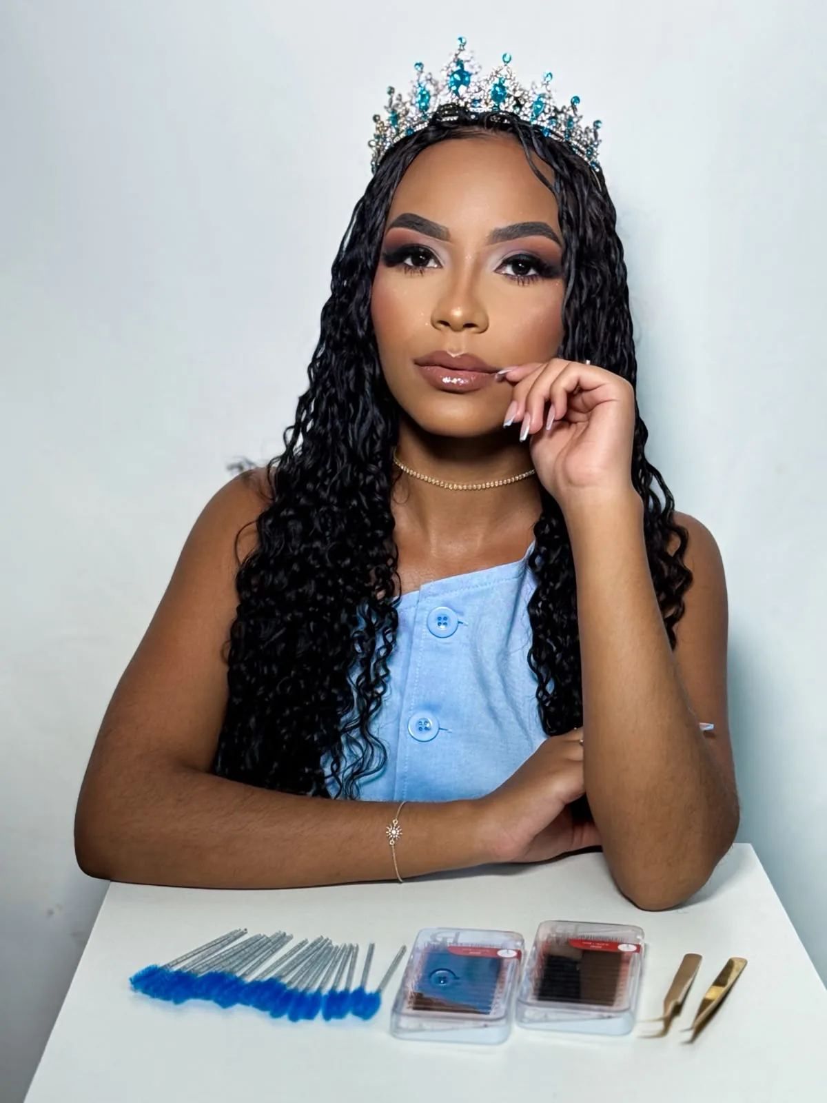 Mariana Falcão, lash designer, com os materiais de extensão de cílios.